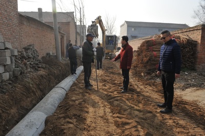 真情灑泥土 實干暖民心——記金鄉縣馬廟鎮翟莊村第一書記張征鋒與基礎設施建設
